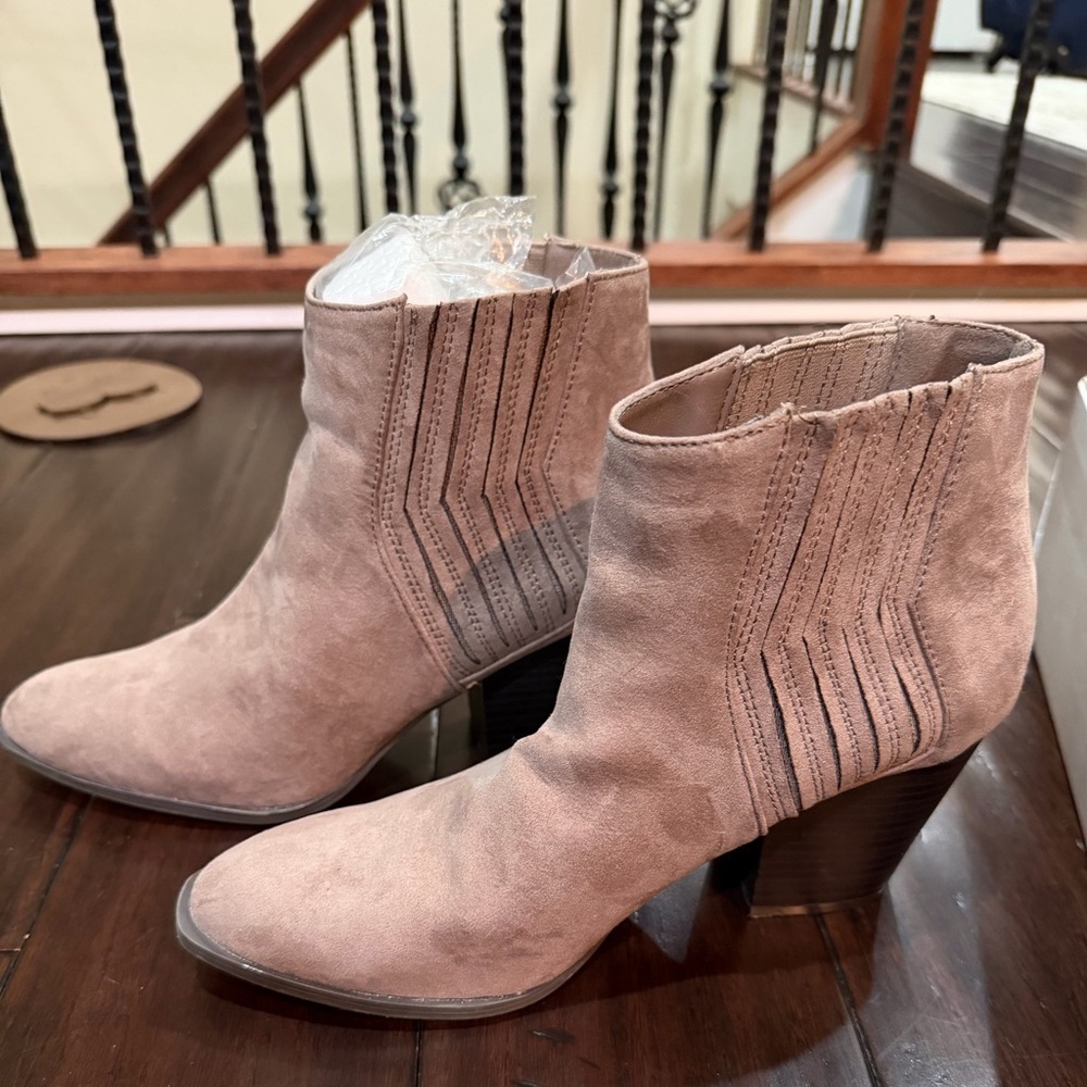 Qupid Prenton Taupe Ankle Booties Size 9